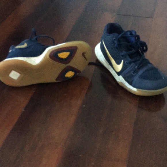 Navy Kyrie Irving shoes - Picture 4 of 4